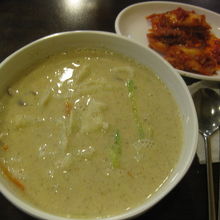 すいとんは豆乳仕立て。食べきれないくらいたっぷり