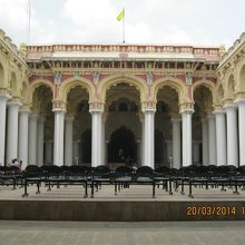 奥が謁見の間です。