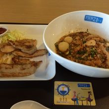 スパイシーヌードル35バーツとポークソテー40バーツ