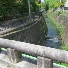 瀬戸川にかかる小橋。