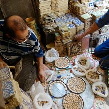 陶器とゼリージュ店の軒先。