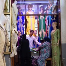 女性用の衣料店。