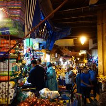 暗くなっても賑わうメディナ。