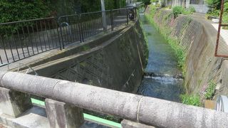 西行が歌を読んだと伝えられる橋。