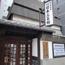 そんなに大きな建物ではない