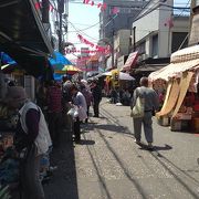 横浜のアメ横と呼ばれる活気ある商店街