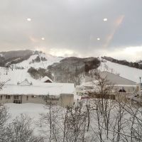 ホテルからゲレンデを見る。微妙に遠い。