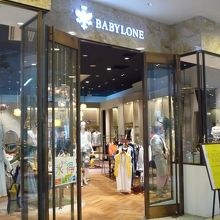 広いショーウィンドーは見やすい