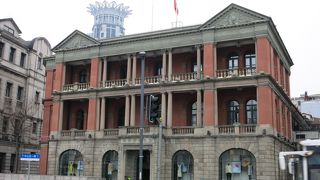 ルネッサンス調の赤い建物