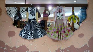 カラフルな服が揃うお店