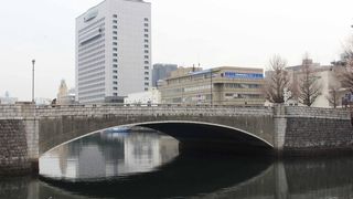 橋の上はロケに人気