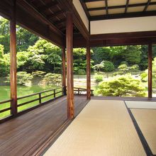 池に面した部屋