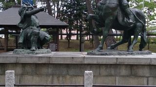 有名な八幡原本陣再現の銅像があります
