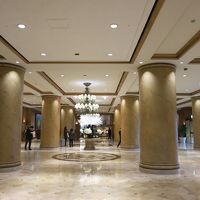 ロビーは広くて華やかです　奥行きがかなりありました