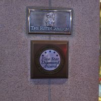 正面玄関は、坂を上りきったところです　徒歩の場合は要注意です