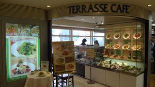 見晴らしの良い上品なカフェ