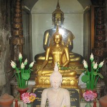 洞窟の中には、像があります。