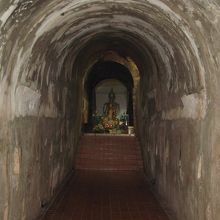 洞窟の入口から見た像。