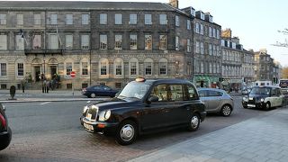 空港から市内への移動に利用。メーター制で明朗会計。車内も広い。