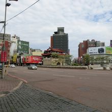 ロータリーの中にありますが地下道から行けます