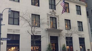 本店、その規模には圧倒される。トラッドを着こなしたおじいちゃんスタッフがカッコいい。