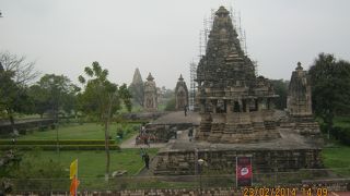 カジュラホの町自体が歴史的な寺院の中にあります。