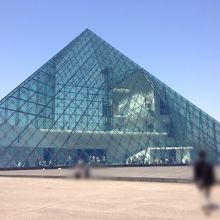 ガラスのピラミッド