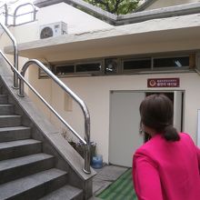 衣裳部屋は市庁舎の裏にあります。詳細は問い合わせを。