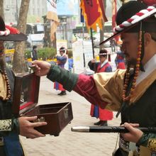 大漢門の鍵の入った箱を開け、鍵の確認。