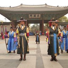 二人で門を守ります。この間に観光客との記念写真タイム。