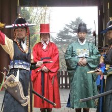 今度は守門将であるということを示す牌を皆に提示します。