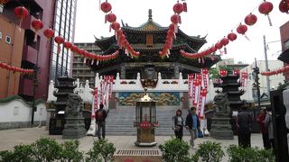 極彩色の美しい建物は一見の価値あり