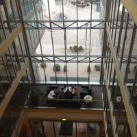 吹抜けのエントランスを上から見た写真