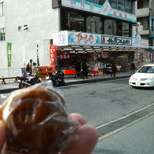 香りの誘惑に負けて温泉饅頭を買いました。