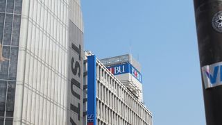 Ａ館の化粧品フロアが便利です。