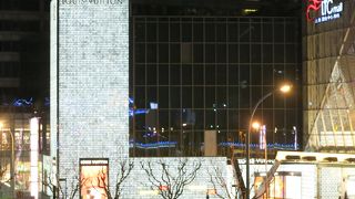 宝石箱のような外観