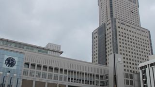 札幌駅と直結しているとても大きなビルです。