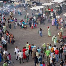 テラス席からの眺め。グナワミュージシャン＆ダンサー。