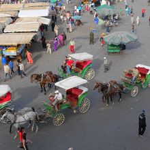 テラス席からの眺め。行き交うクチ（馬車）。