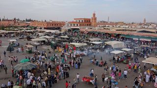 ◇フナ広場の日常を眺めることができるテラス席◇