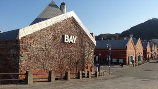 ショッピングと食事のスポット