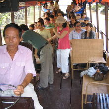 最初の島に向かう船。船の大きさは参加人数によって変わってくる