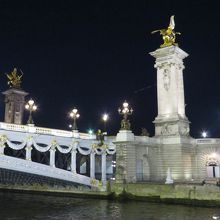 夜のアレクサンドル三世橋（バトー・ムシューから）
