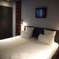 白黒基調のシンプルなインテリア