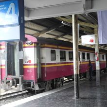 電車の本数は極めて少ないです。