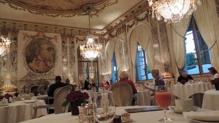 リッチな気分で優雅に。果物とフレッシュジュースの質が特に忘れられない程美味しい。