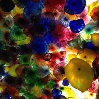 ロビーのベネチアングラスの天井