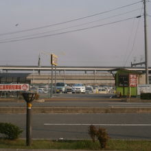 向かいに見える新幹線の駅
