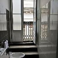 窓からは隣のビルが見えるだけ