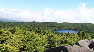 奇岩の上で絶景を見る